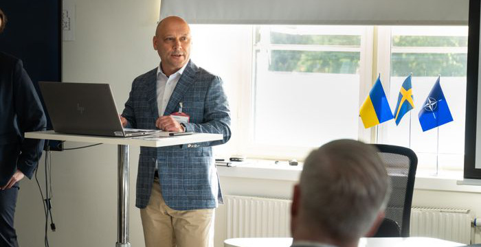 Man håller ett anförande. 