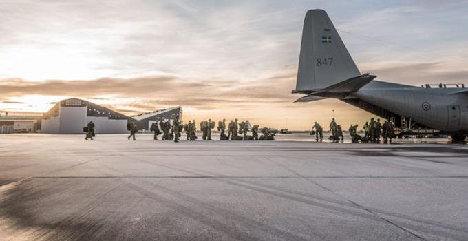 Militärer och flygplan på en flygplats 