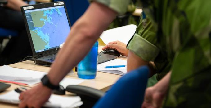 Soldater som tittat på en dataskärm.