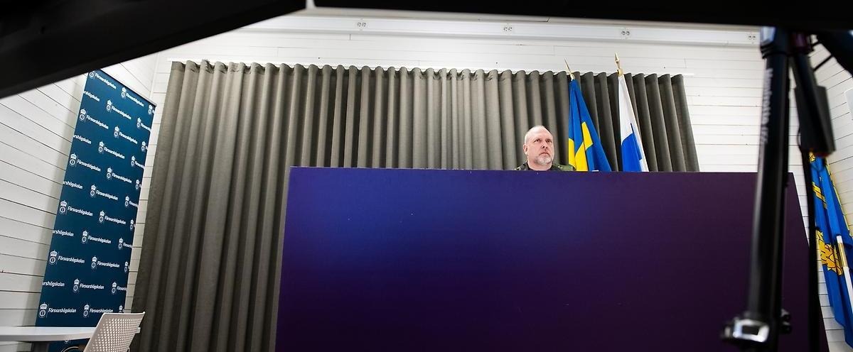 Studenter sitter tillsammans runt ett bord