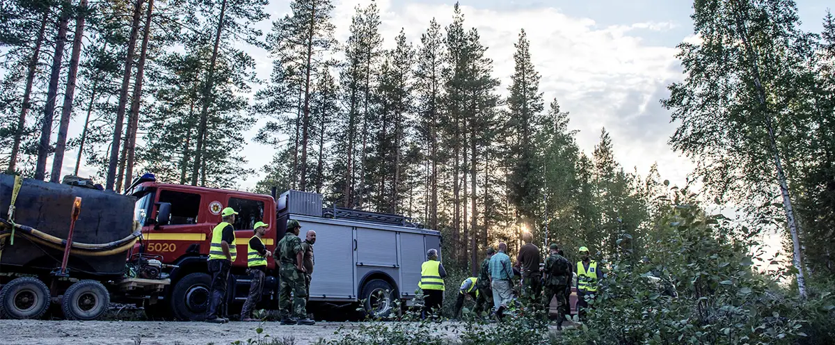 Utryckningsfordon i skogen.