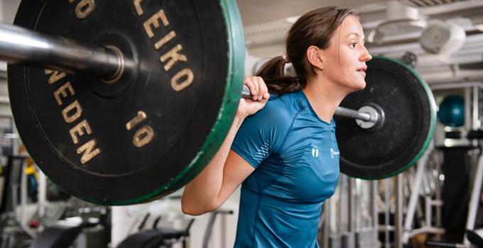 Student med skivstång.