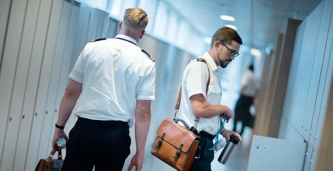 Två manliga officerare i en korridor.