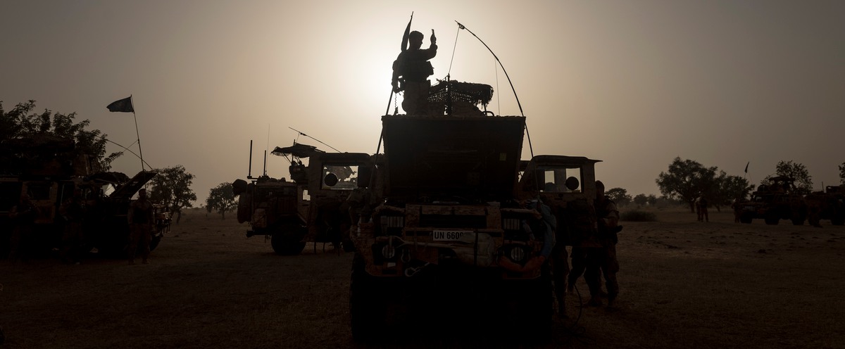 Militära fordon i motljus.