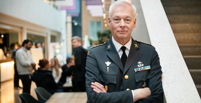 Lieutenant Colonel  Joakim Paasikivi, teacher of military strategy. 