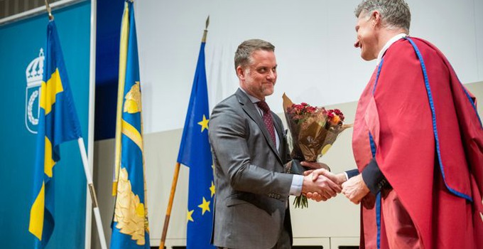 Niklas Nilsson gratuleras av rektor Robert Egnell till docentutnämning vid högtidsdagen 