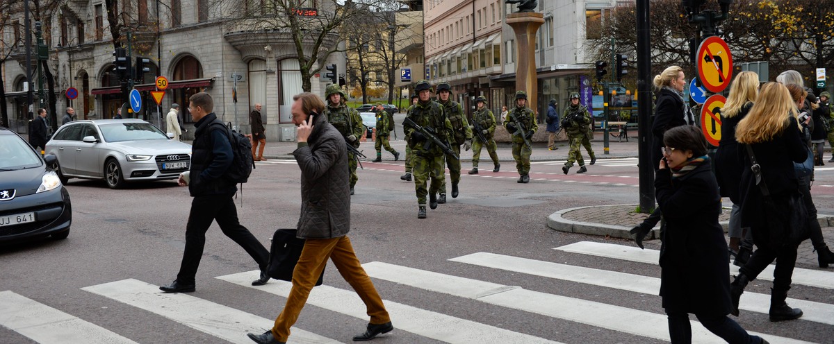 Människor i centrum vid trafikljus.