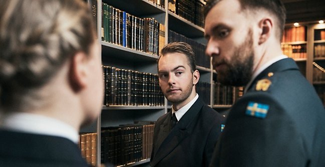 Militära studenter framför bokhylla