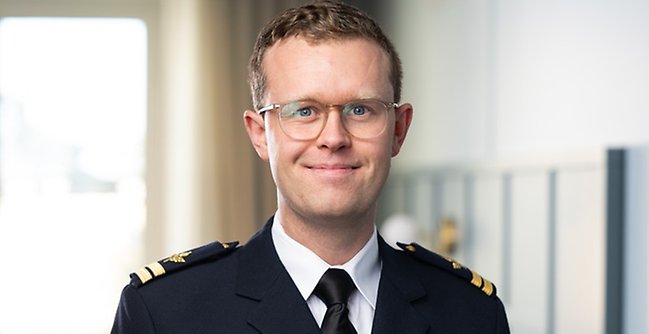 Porträtt av John Nisser i uniform.