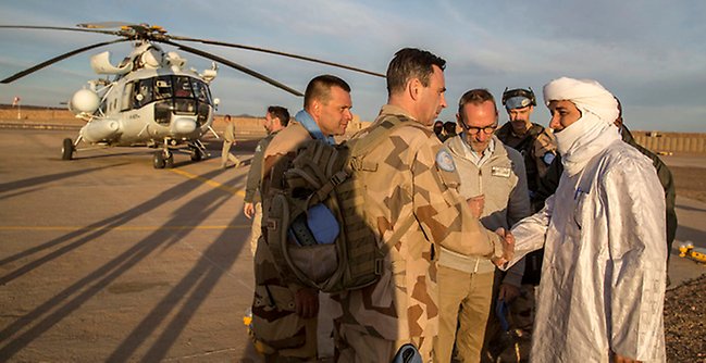 FN-representanter och helikopter i arabvärlden.