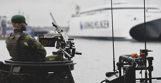 Stridsbåtsskytt bevakar inloppet Ystad hamn.