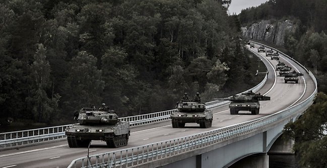 Militärfordon på en bro