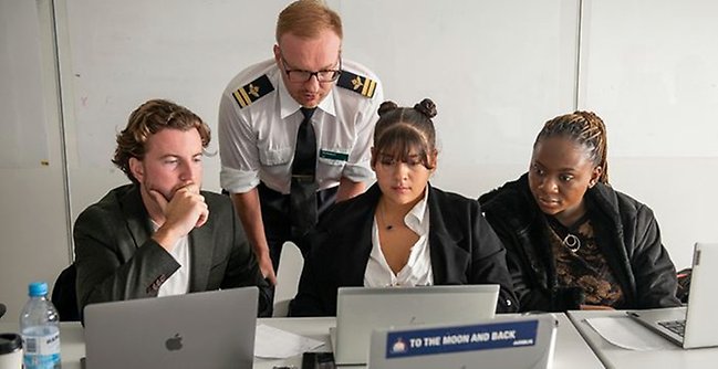 Rollspel med studenter och officerare.