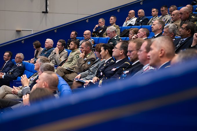 Många personer i uniform i en föreläsningssal.
