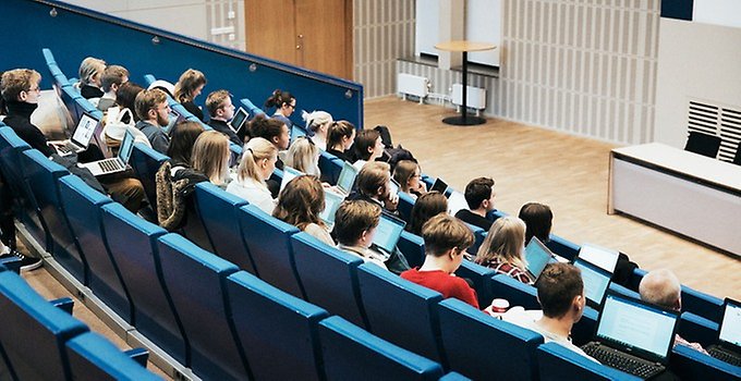 Föreläsning i Sverigesalen, studenter bakifrån. Ämnesbild Folkrätt