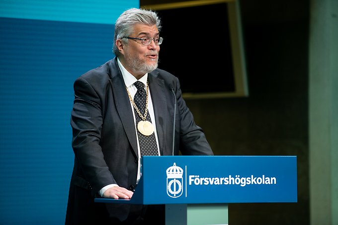 Rektor Romulo Enmark vid Försvarshögskolans jubileumshögtid. 