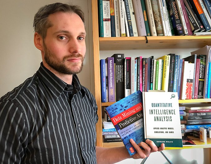Martin Bang med böcker om kvantitativ underrättelseanalys