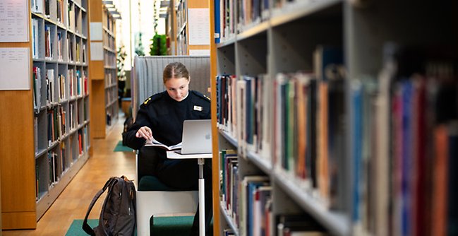 Miljöbild - kadett på Anna Lindh-biblioteket på Försvarshögskolan. 